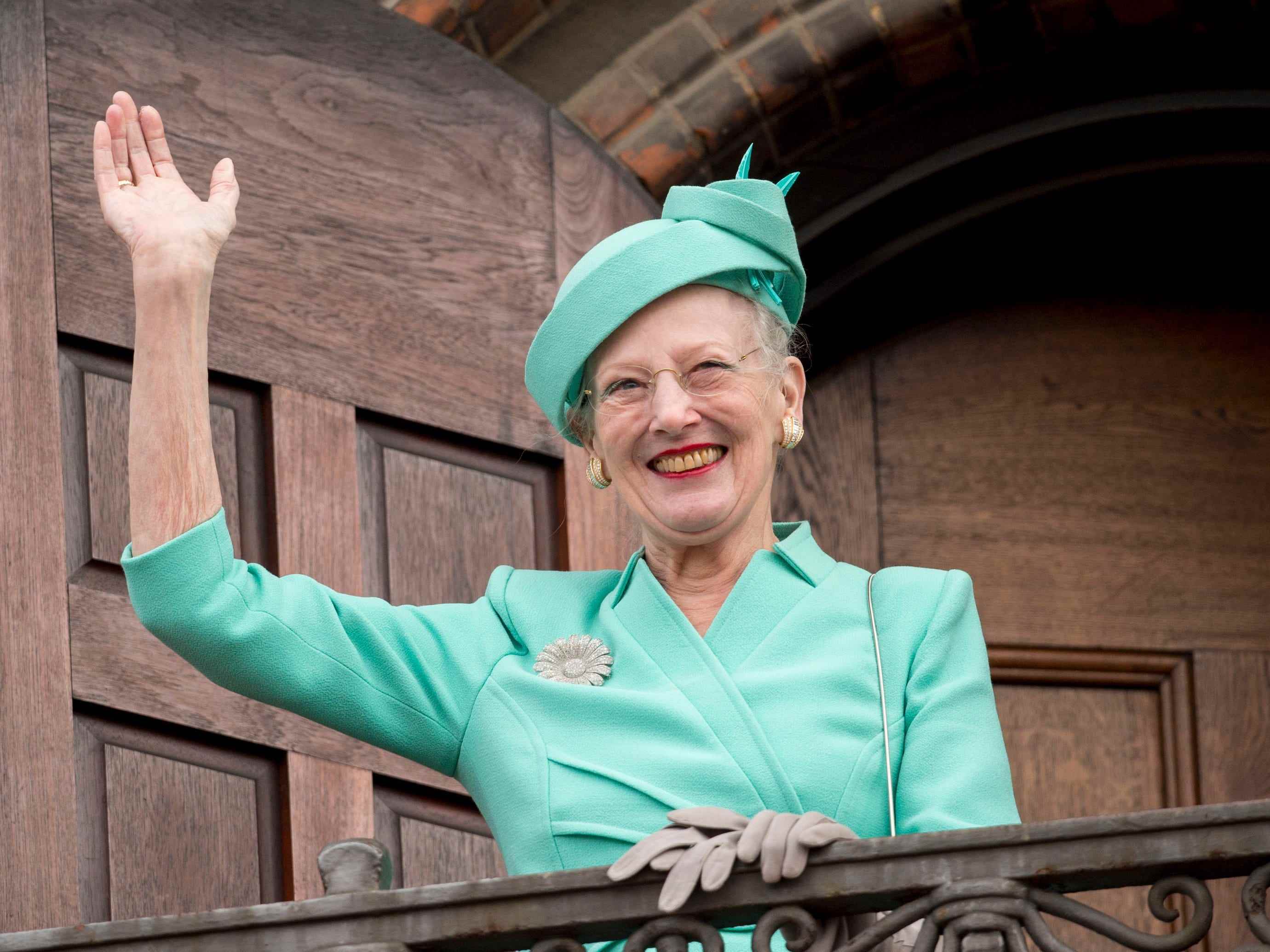 Königin Margrethe II. von Dänemark winkt nach dem Mittagessen während der Feierlichkeiten zu ihrem 75. Geburtstag am 16. April 2015 vom Balkon des Rathauses.