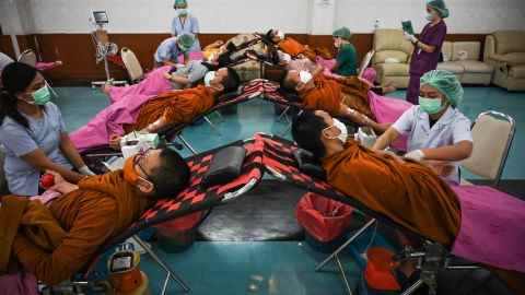 Buddhistische Mönche spenden am 7. Oktober 2022 in Nong Bua Lamphu, Thailand, Blut für die Opfer.