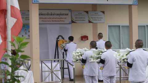 Ein thailändischer Offizier legt einen Kranz aus Blumen der königlichen Familie nieder, um die Toten in einem Kinderbetreuungszentrum im Norden des Landes zu betrauern.