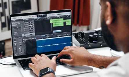 Deshan produziert in seiner Freizeit Musik auf seinem MacBook.