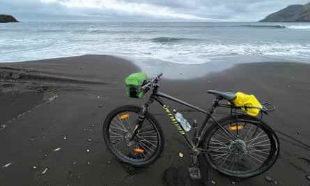Kevins Fahrrad am schwarzen Sandstrand von Breiðavík.