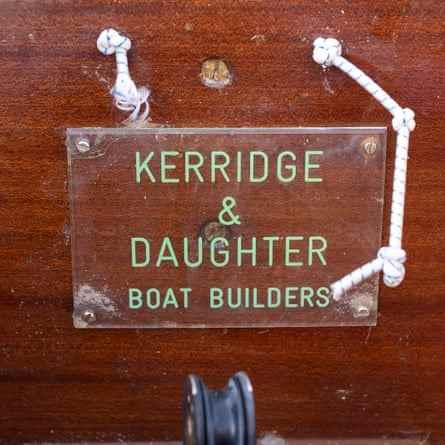 An einem Boot angebrachte Plakette mit der Aufschrift „Kerridge & Daughter“