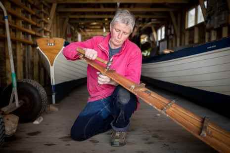 Gail McGarva nietet eine Sohle eines kornischen Lotsenboots