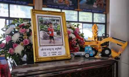 Opfergaben, Spielzeug und Porträts für die Opfer des Kindergartenangriffs in Thailand.