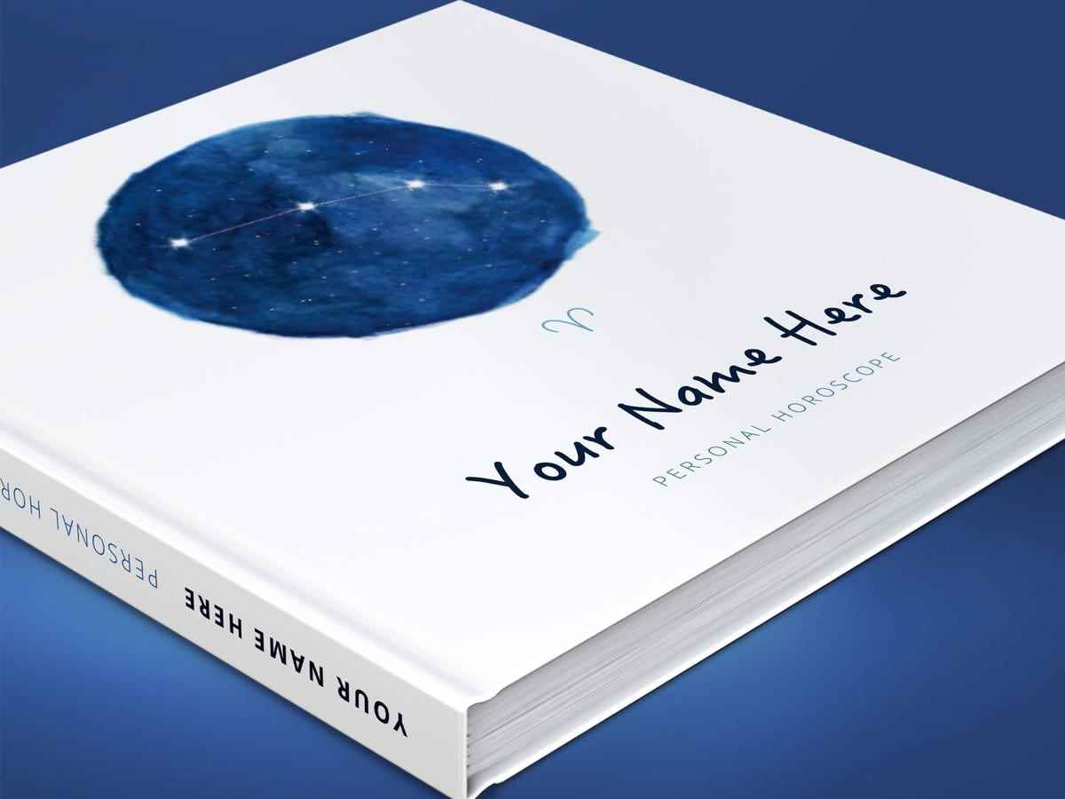 Ein personalisiertes Astrologie-Geburtshoroskop in einem Hardcover-Buch.  Das Cover enthält ein Aquarellbild eines Sternenhimmels und den Text „Your Name Here“.