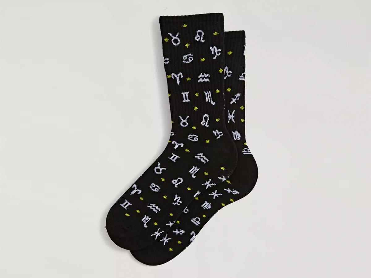 Ein Paar Astrologie-Socken in klassischer Rundhalslänge mit geripptem Strickbündchen.