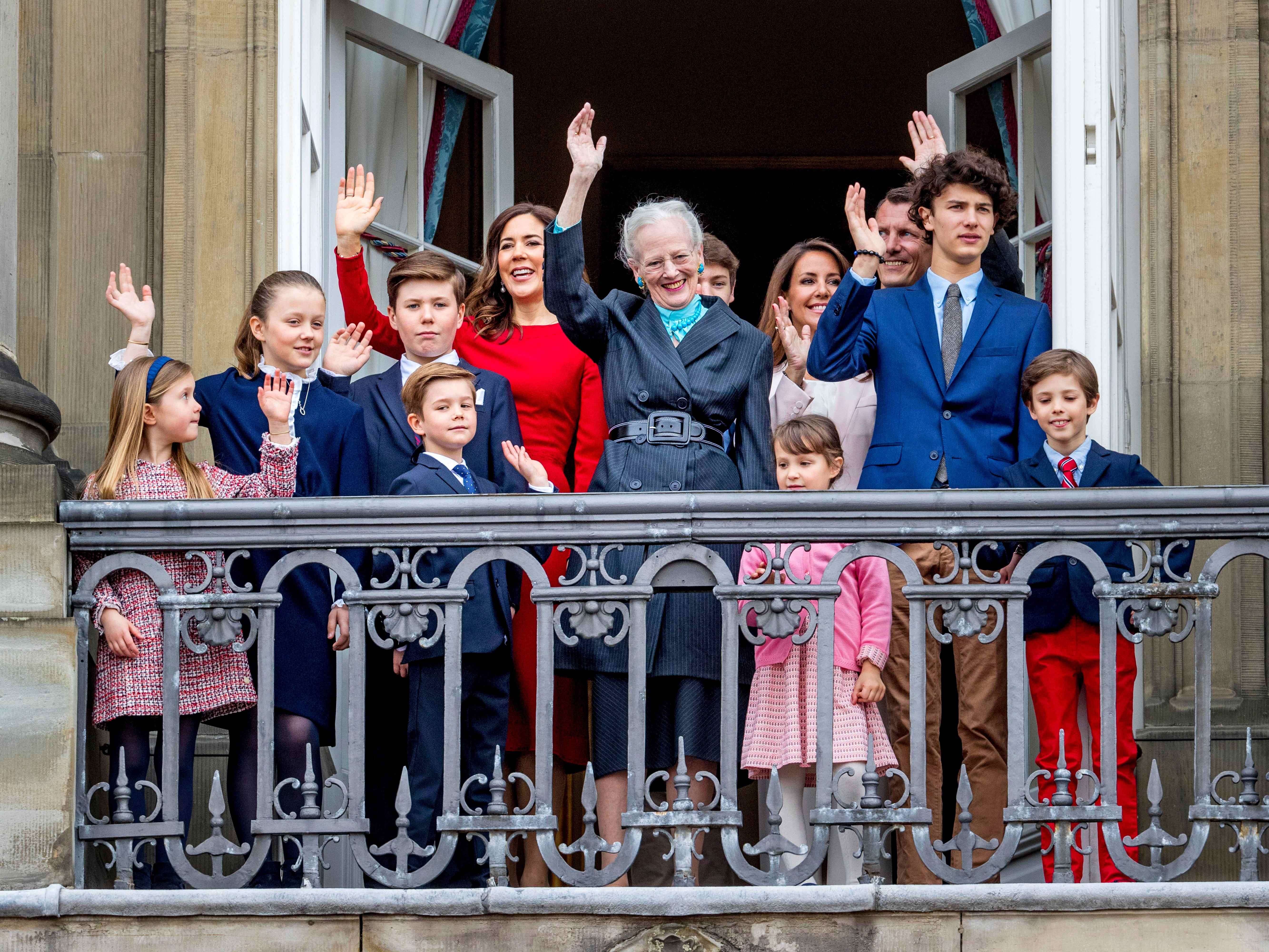 Königin Margrethe von Dänemark, Kronprinzessin Mary von Dänemark, Prinz Christian von Dänemark, Prinzessin Isabella von Dänemark, Prinz Vincent von Dänemark, Prinzessin Josephine, Prinz Joachim von Dänemark, Prinzessin Marie von Dänemark, Prinz Nikolai von Dänemark, Prinz Felix von Dänemark, Prinz Henrik von Dänemark und Prinzessin Athena von Dänemark im Jahr 2018.