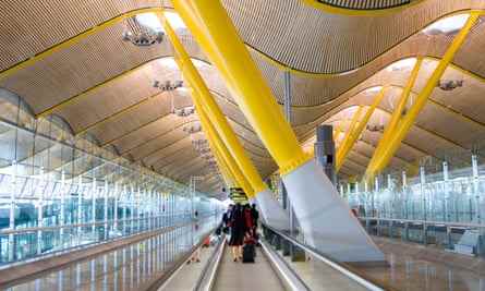 Passagiere auf einem Flughafen-Traveller unter einem wellenförmigen Dach