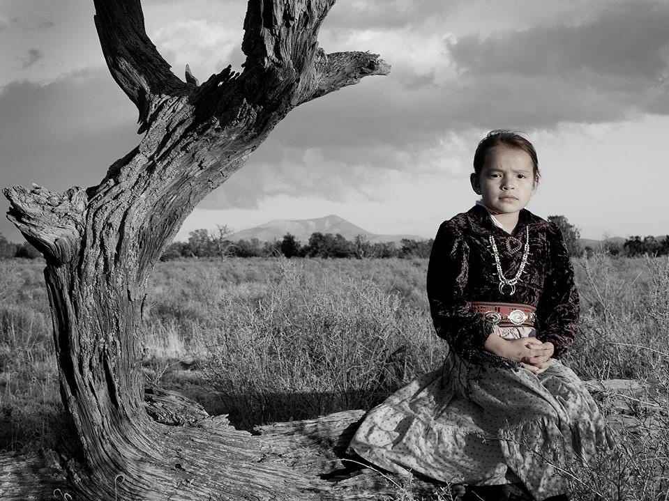 Ein junges Mitglied der Navajo Nation, fotografiert von Matika Wilbur.