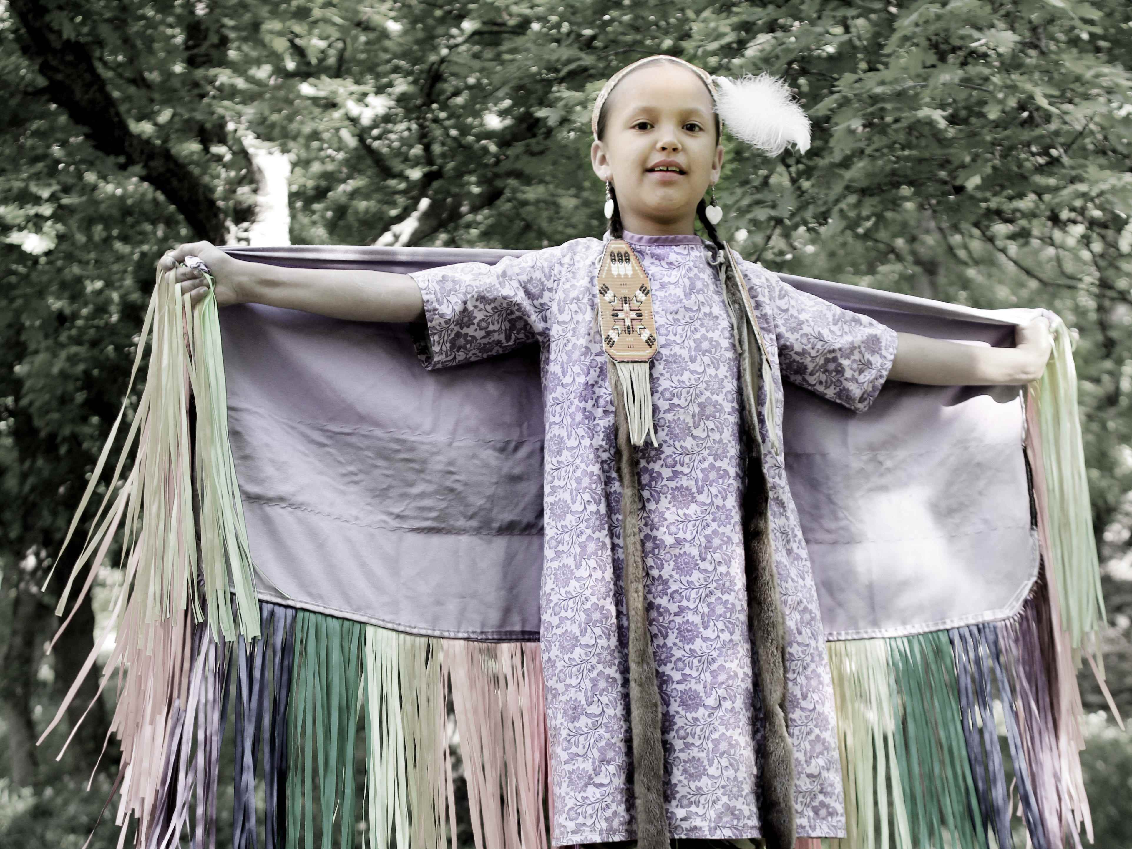 Ailee Fregoso vom Stamm der Cheyenne River Sioux posiert in ihrer traditionellen Kleidung.