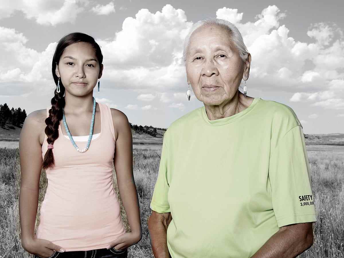 Mitglieder des nördlichen Cheyenne-Stammes, eine junge Frau und ihre Großmutter, posieren für ein Porträt.