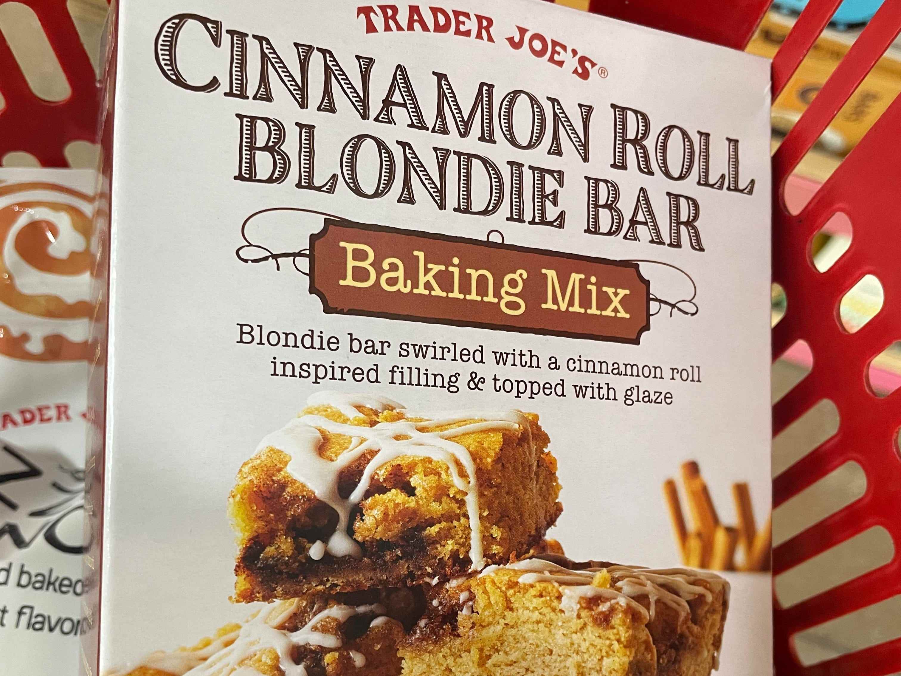 Schachtel Zimtbrötchen Blondie Bar Mix auf einem Einkaufskorb bei Trader Joes