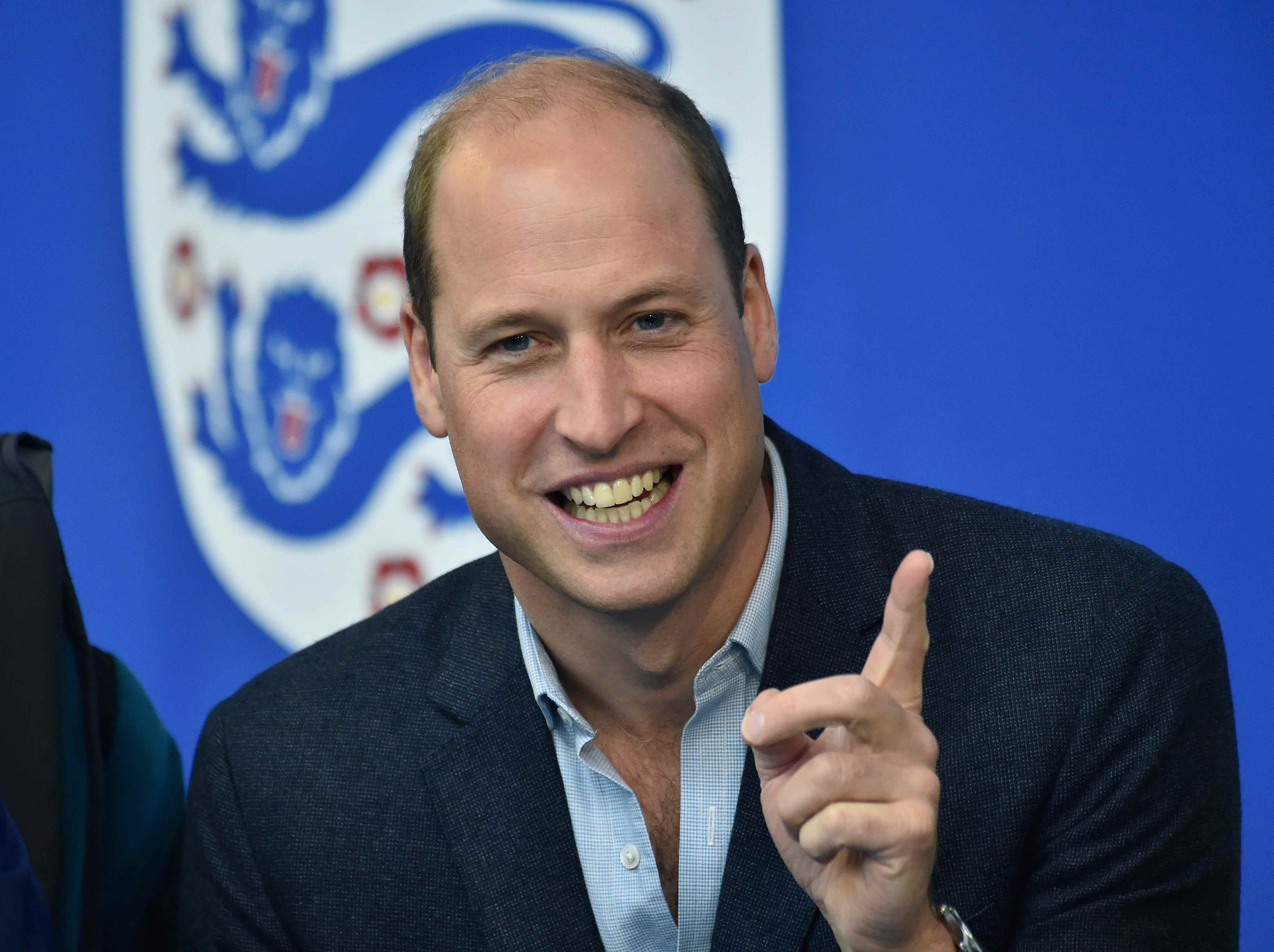 Prinz William, Prinz von Wales, trägt einen Anzug während eines Besuchs im nationalen Fußballzentrum Englands am 5. Oktober 2022.