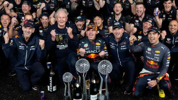 Max Verstappen und das Team Red Bull feiern seinen zweiten Formel-1-Fahrertitel