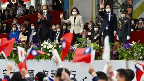 Taiwans Präsidentin Tsai Ing-wen (oben C) nimmt am 10. Oktober 2022 vor dem Präsidialamt in Taipeh an einer Zeremonie anlässlich des Nationalfeiertags der Insel teil. 