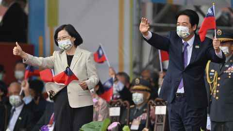 Taiwans Präsidentin Tsai Ing-wen (L) und Vizepräsident William Lai nehmen am 10. Oktober 2022 vor dem Präsidialamt in Taipeh an einer Zeremonie anlässlich des Nationalfeiertags der Insel teil.