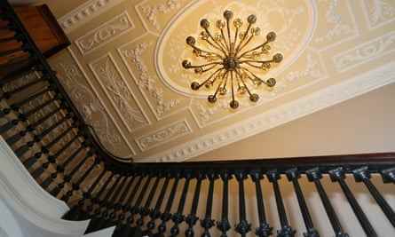 Die freitragende Treppe, der Kronleuchter und die verzierte Decke im Garforth House