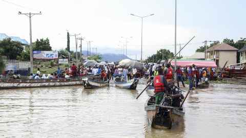 Die Bewohner von Kogi greifen auf die Verwendung von Kanus zurück, um zu kummutieren, wenn Hochwasser die Straßen überschwemmt.
