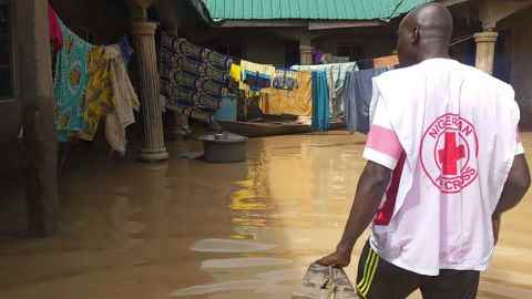 Aufgrund der jüngsten Überschwemmungen in Kogi im Norden von Zentralnigeria sind Menschen gestrandet.