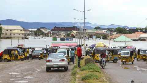 Tausende Reisende blieben in Nigerias nordzentralem Bundesstaat Kogi gestrandet, nachdem wichtige Verbindungsstraßen zu anderen Teilen der westafrikanischen Nation von Überschwemmungen überschwemmt worden waren, sagten Einheimische und Behörden am Donnerstag.