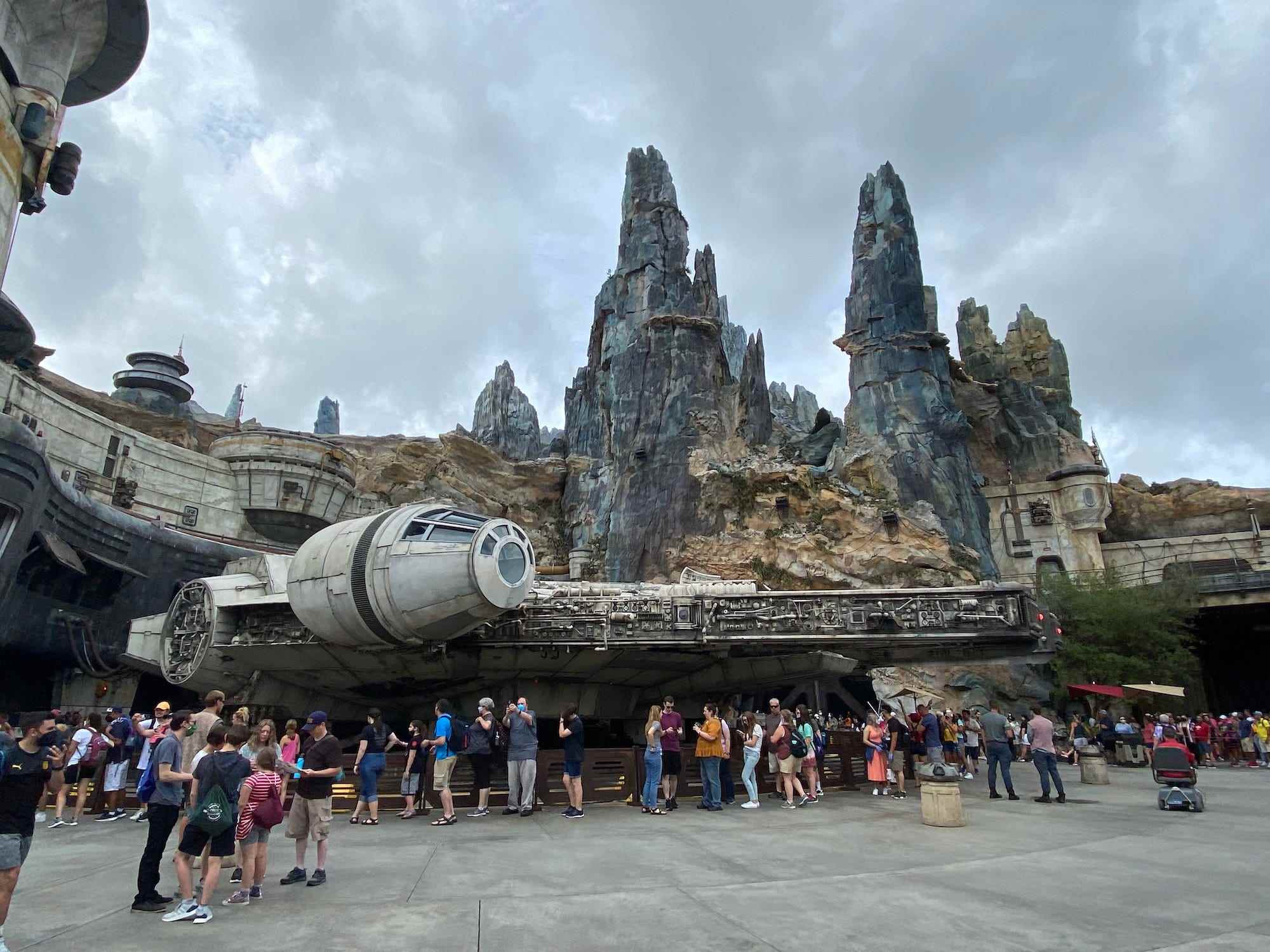 Ein Blick auf Galaxy's Edge in den Hollywood Studios von Disney World im August 2021.