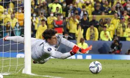 Torhüter Kepa Arrizabalaga pariert den letzten Elfmeter während des UEFA-Superpokal-Shootout-Spiels zwischen Chelsea und Villarreal.