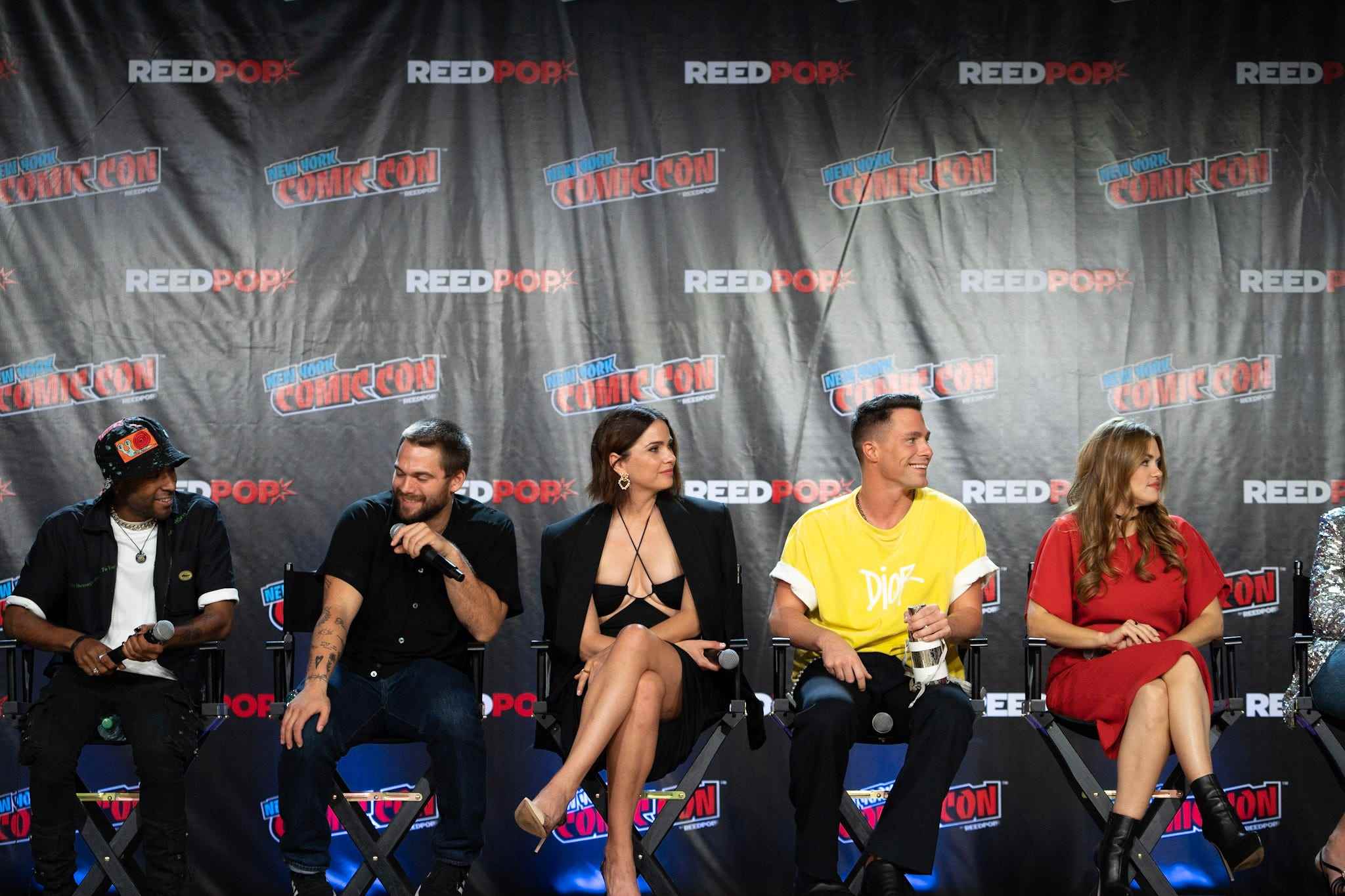 Khylin Rhambo, Dylan Sprayberry, Shelley Hennig, Colton Haynes und Holland Roden auf der Bühne beim Panel für „Teen Wolf: The Movie“ auf der New York Comic Con 2022.