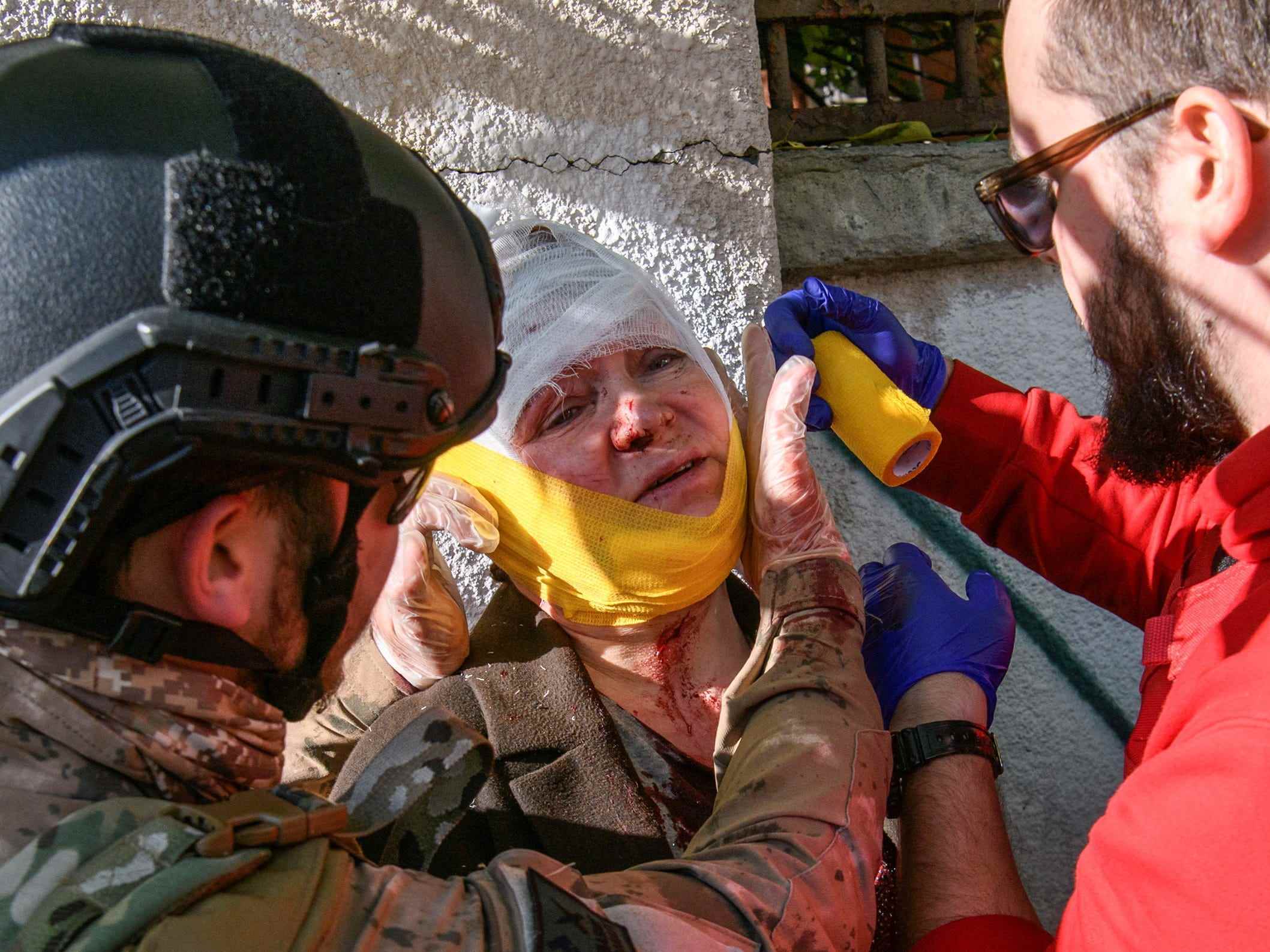 Verletzte Frau von Sanitätern in Kiew behandelt