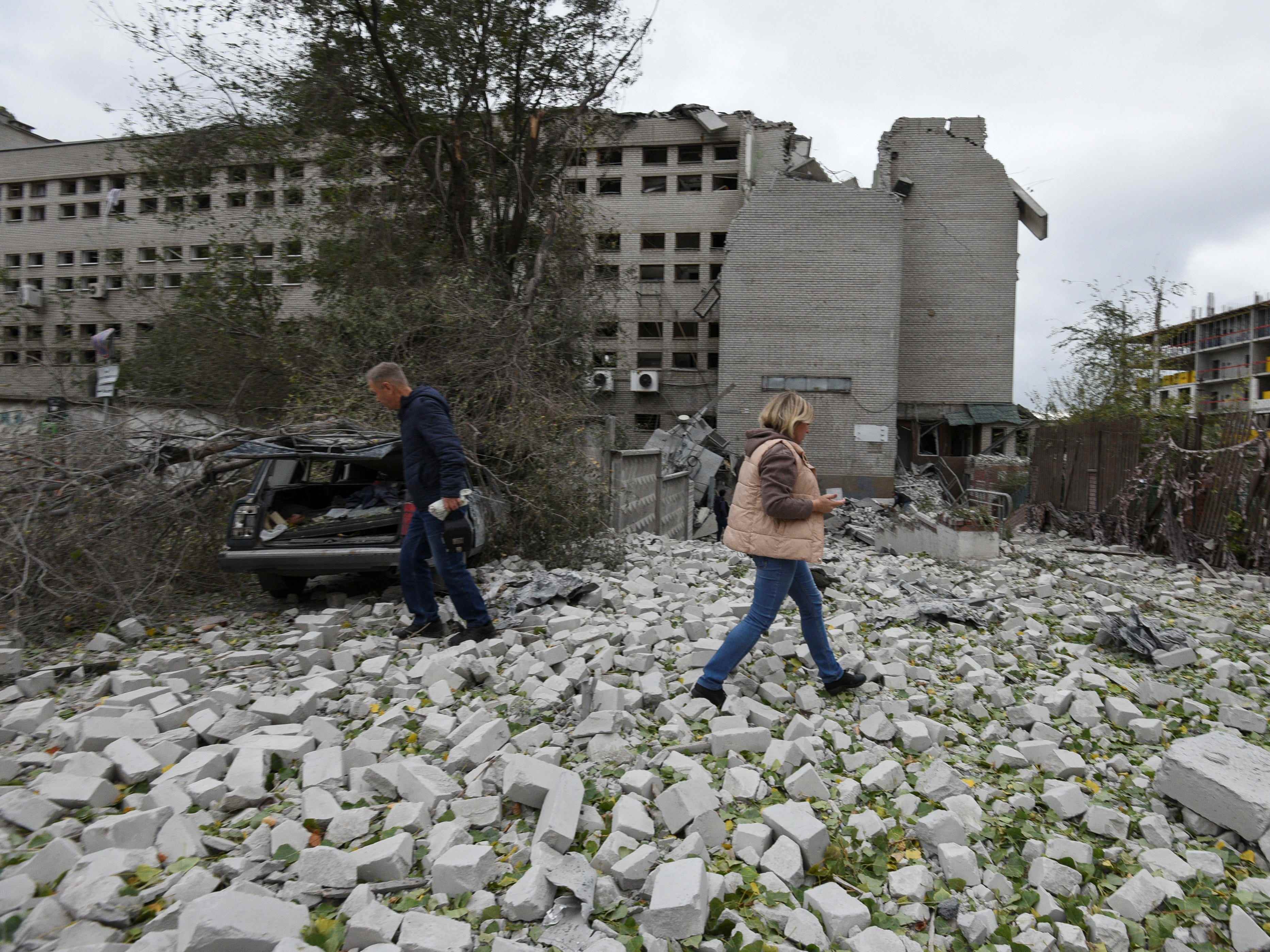 Anwohner gehen durch Trümmer in Dnipro, Ukraine.