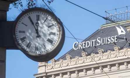 Eine Uhr ist neben dem Logo der Schweizer Bank Credit Suisse in Zürich zu sehen
