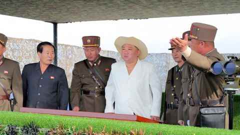 Nordkoreas Machthaber Kim Jong Un beobachtet auf einem Foto aus nordkoreanischen Staatsmedien eine Militärübung am 8. Oktober.
