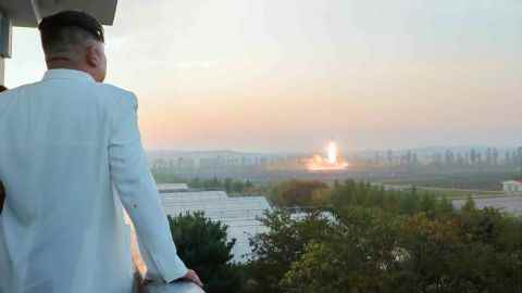 Kim Jong Un beobachtet einen Raketenstart auf einem Foto, das am Montag von nordkoreanischen Staatsmedien veröffentlicht wurde.