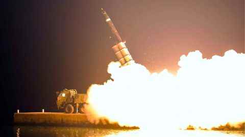 Auf einem Foto, das am Montag von staatlichen Medien veröffentlicht wurde, ist ein nordkoreanischer Raketenstart zu sehen.