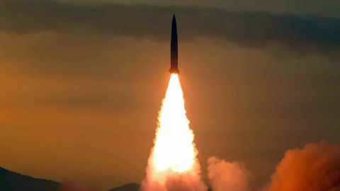 Ein am Montag veröffentlichtes Foto nordkoreanischer Staatsmedien zeigt einen Raketenstart. 