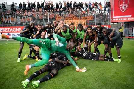 Die Spieler von Lorient feiern nach dem Sieg über Brest