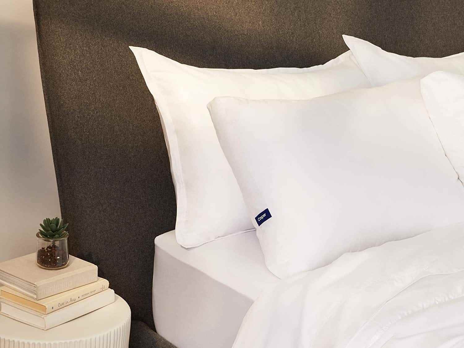 Das Casper Sleep Essential Pillow wird auf einem Bett ausgestellt.