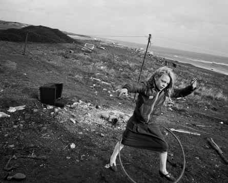 Chris Killip, Helen und ihr Hula-Hoop, Lynemouth, Northumberland, 1984.