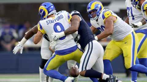 Micah Parsons von den Dallas Cowboys entlässt Rams QB Matthew Stafford und verursacht einen Fumble.