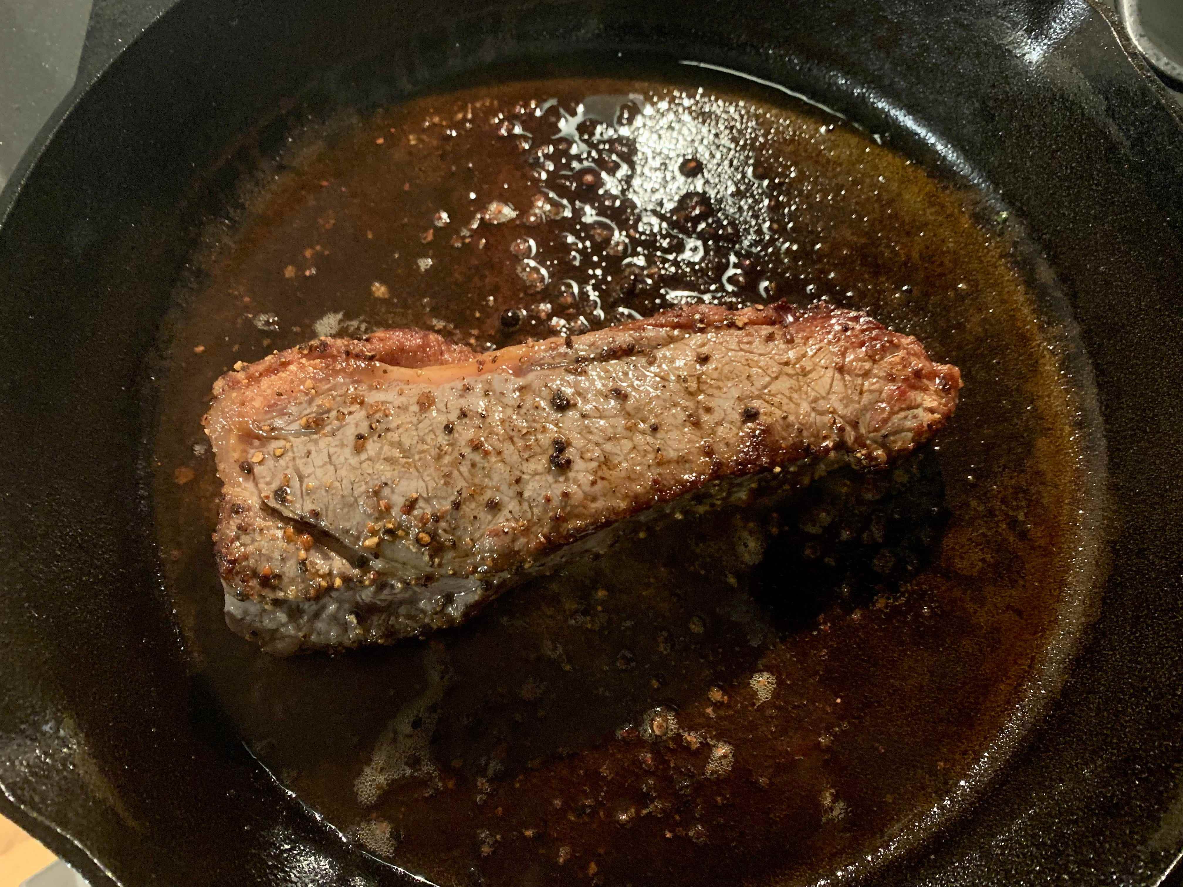 Steak sieht in der Pfanne gräulich aus