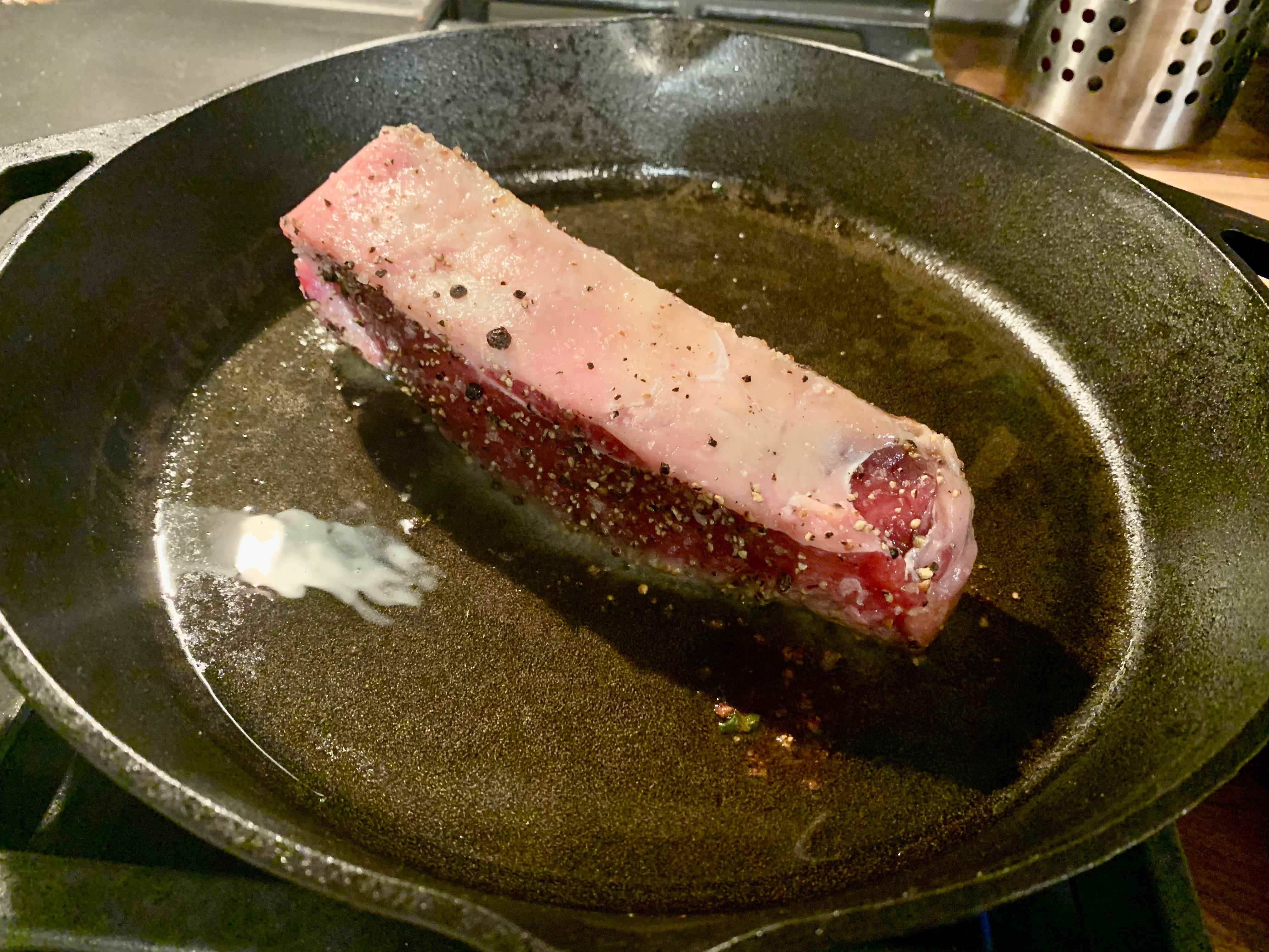 Steak auf der Seite in einer Pfanne