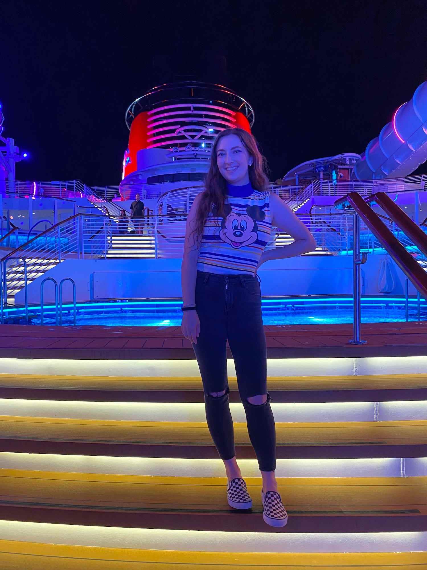 Reporterin Amanda Krause auf dem Kreuzfahrtschiff Disney Wish bei Nacht.