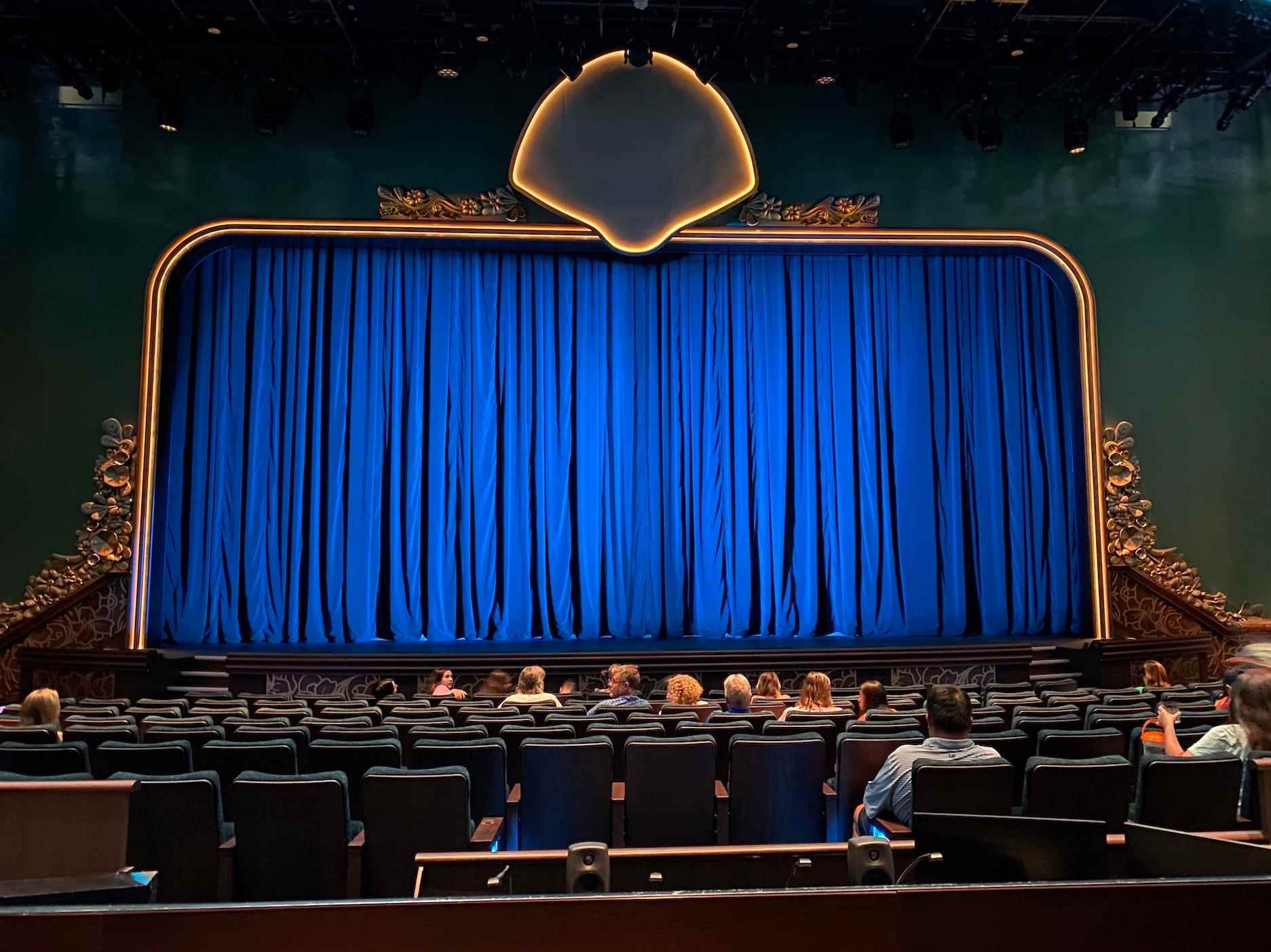 Das Walt Disney Theatre im Kreuzfahrtschiff Disney Wish.