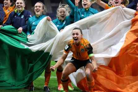 Katie McCabe führt die irischen Feierlichkeiten nach ihrem Sieg in Schottland an.