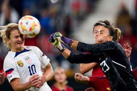 Lindsey Horan trifft bei der Niederlage der USA gegen Spanien auf einen Kopfball.