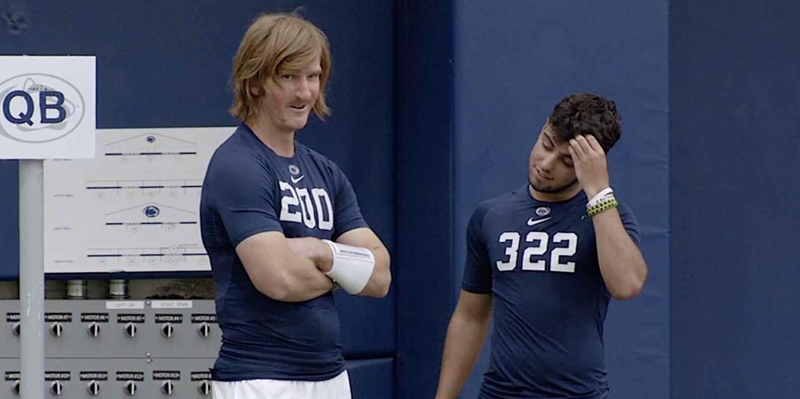 Ein Screenshot zeigt Chad Powers, wie er bei den Penn State Tryouts mit einem anderen Quarterback spricht.