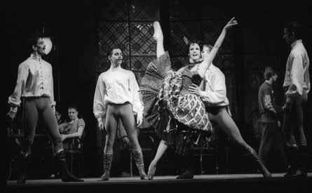 Gary Avis, Hubert Essakow, Deborah Bull, Christopher Saunders und William Trevitt in Mayerling des Royal Ballet im Jahr 1994.