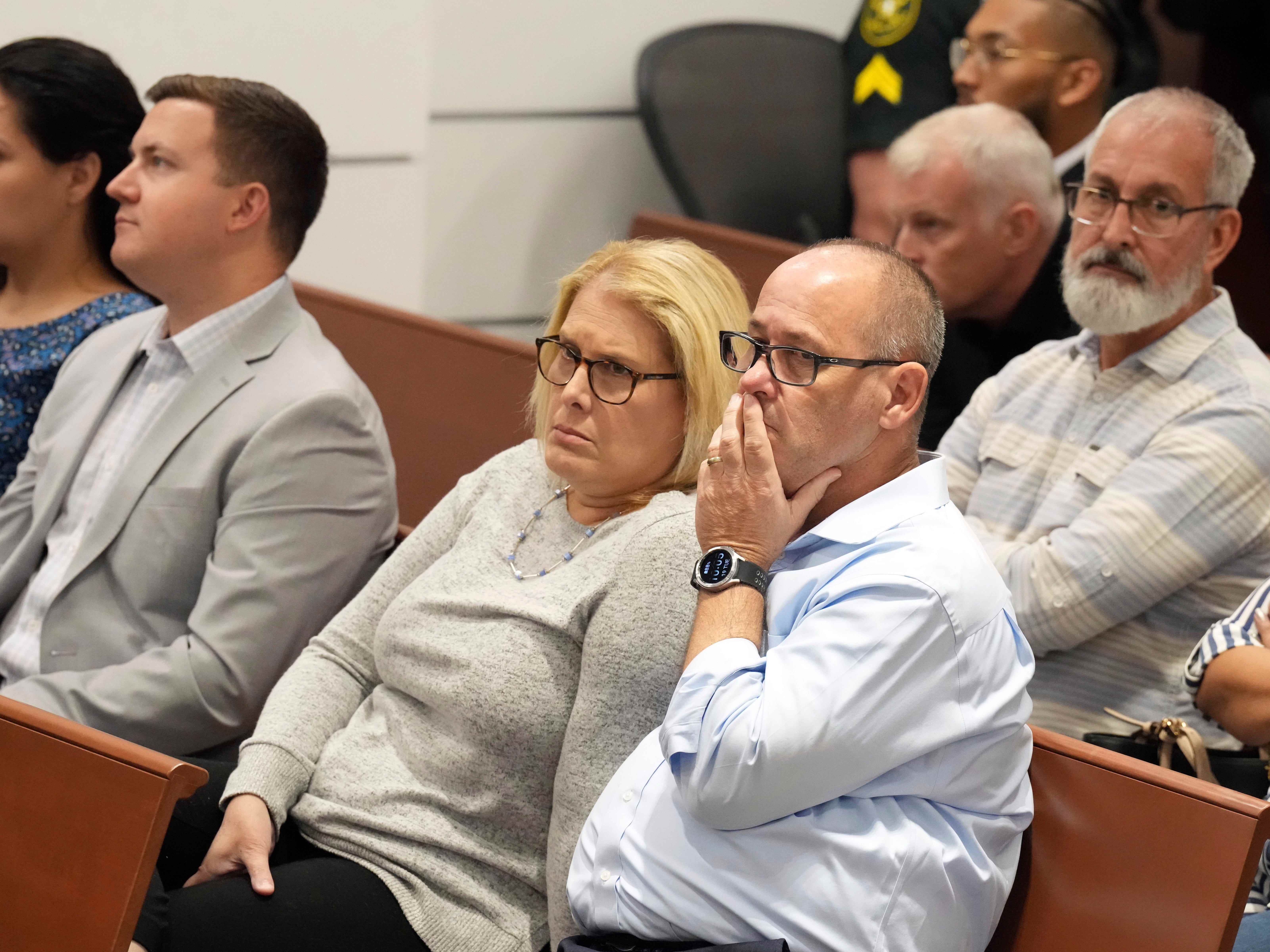 Fred und Jennifer Gutenberg, Eltern von Jaime Gutenberg, reagieren während der Strafphase des Prozesses gegen den Schützen von Marjory Stoneman Douglas an der High School.