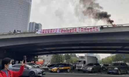 Berichten zufolge wurden am 13. Oktober auf einem in den sozialen Medien geteilten Bild Protestbanner auf der Überführung der Sitong-Brücke in Peking gesehen.