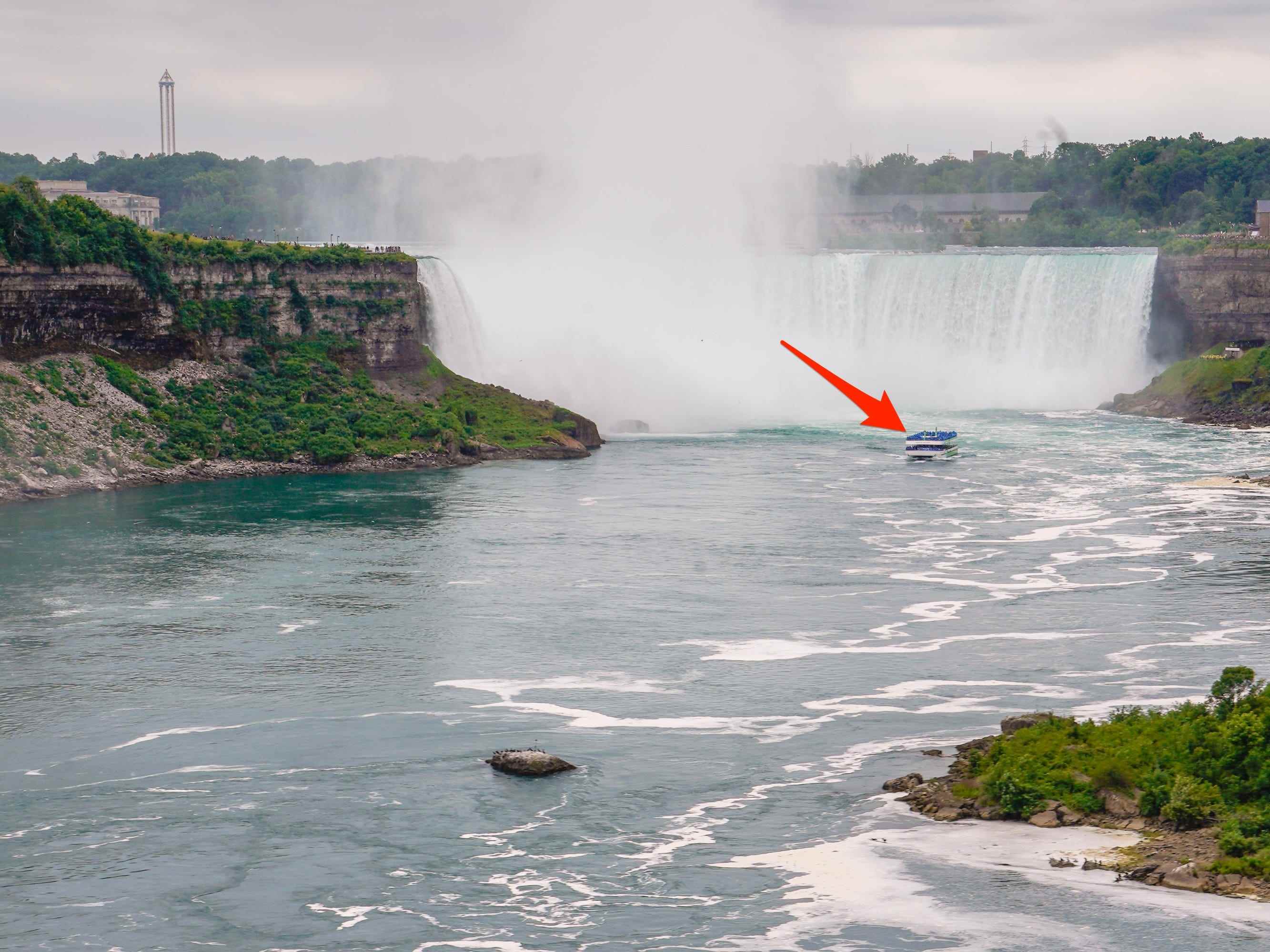 Ein Pfeil zeigt auf ein Boot an den Niagarafällen