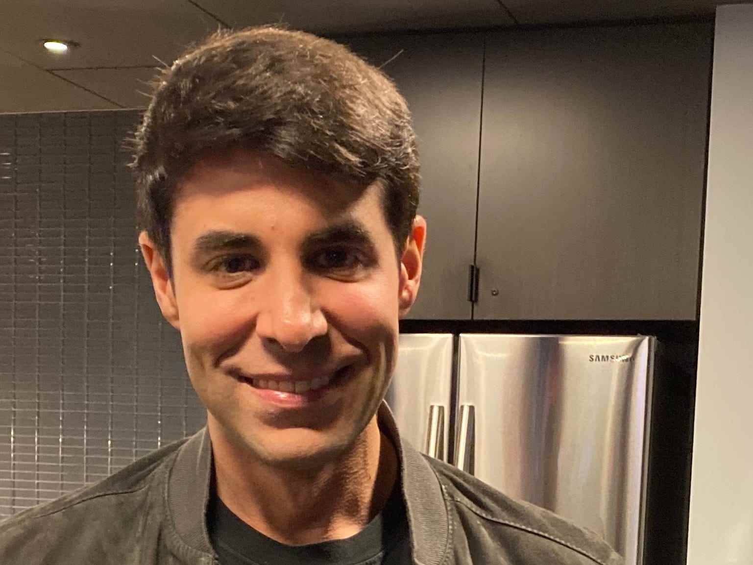 Alex Nahai, der CEO von Dancing Seahorse, trägt eine graue Jacke und ein schwarzes T-Shirt und steht im Oktober 2022 in einer Suite im Barclays Center in Brooklyn, New York.